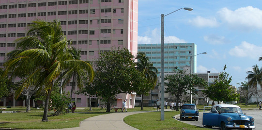 Havana, Kuba Bunte Mehrfamilienhäuser in Havana