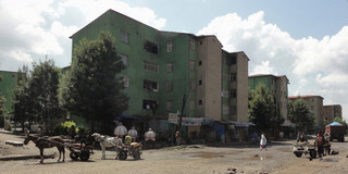 Straße mit sogenannten 'Condominiums' in Vorort Tulu Dimtu der Metropolregion Addis Ababa, Äthiopien (2023)
