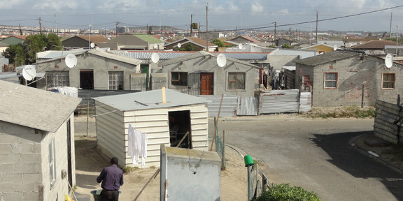 Mehrere kleine Hütten im Stadtteil Khayelitsha in Kapstadt