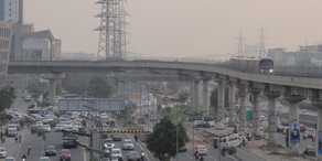 Gurugram, Delhi, Indien Foto einer großen Straße mit überirdischer Metro in einem Vorort von Delhi in Indien