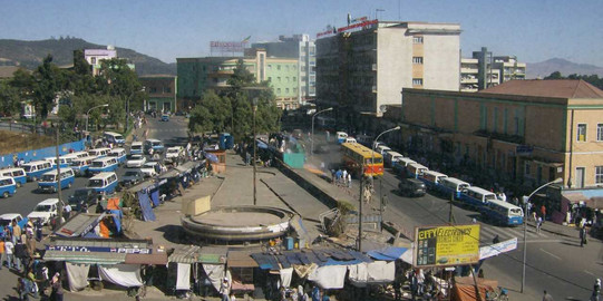 Addis Abeba, Äthiopien viele Leute an einer großen Straße in Addis Abeba. Viele Leute sind am Straßenrand. Einige verkaufen dort Sachen.