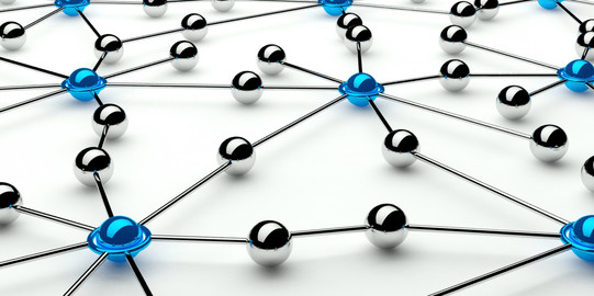 Vernetzung Grafik aus blauen und grauen Kugeln, die durch graue Verbindungslinien miteinander verbunden sind